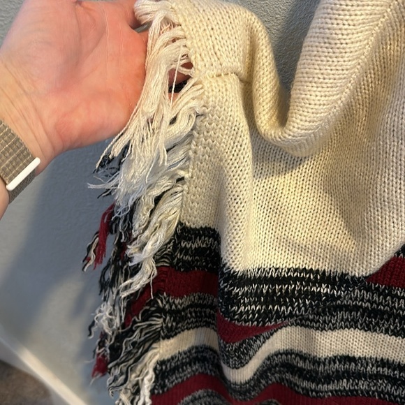 Poncho with fringe - Picture 4 of 5